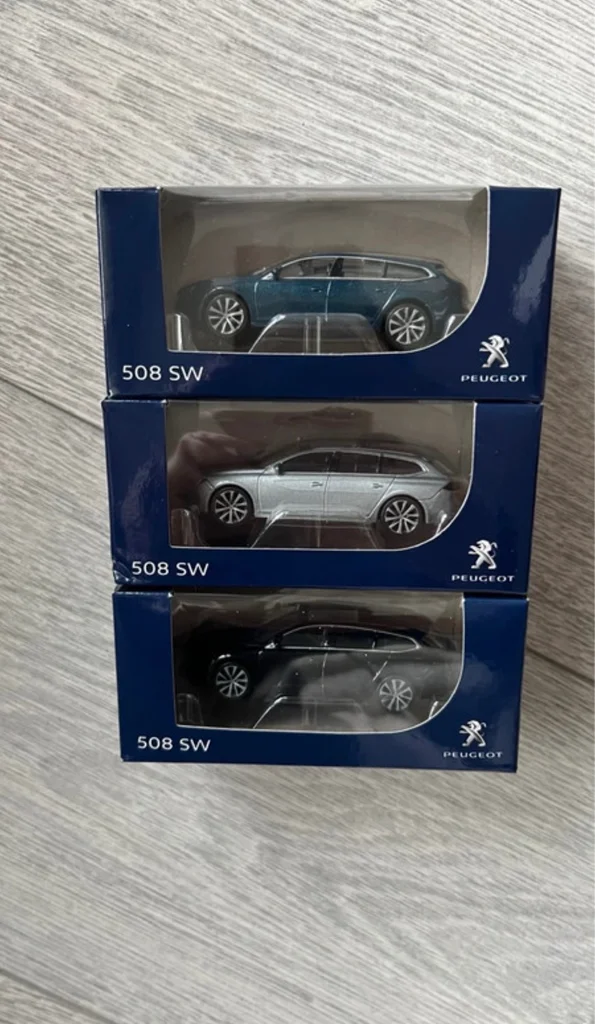 Set of 3 Peugeot 508 SW 1/64 scale collector's cars – photo 2